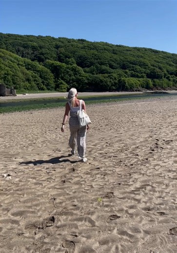 Come and walk to the beach with me 🙌🏻 It really is only a short distance from the cabins to reach our special beach ! #cabinlife #cabinstay #bythebeach #devon #dogfriendlytravel #dogfriendly #shortbreak #fyp