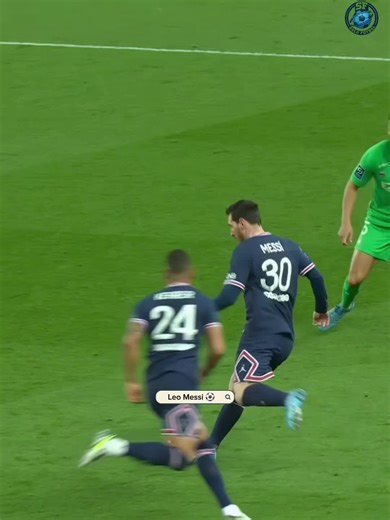 Leo Messi passing the ball ⚽️ #solofutbol7976 #leomessi #messi #footballer #footballskills