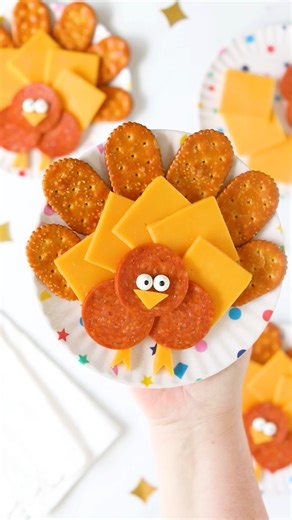 ✨ Spread pure joy with easy snacks. ✨ These cute Thanksgiving themed cheese and crackers plates are just so cute for seasonal movie nights and celebrations. Who would you share with? #Fblifestyle | Cutefetti