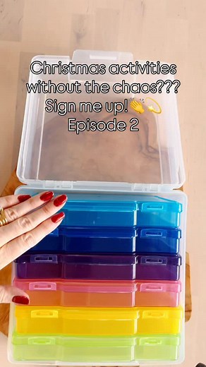 A fine motor Christmas activity for little kids that takes less than a minute to set up👏👏 But why is it good for children? ✏️ pencil/marker control 👋 hand eye coordination ✍️ dexterity & precision when mark making & writing ✨ focus & concentration 💞….and holiday joy (let’s teach kids it’s great for their lives to do things they enjoy too). Also a perfect activity for fine motor transition activities (“Peace play” my class call it🥰) or morning tubs. Happy Monday beautiful internet friends🥰 