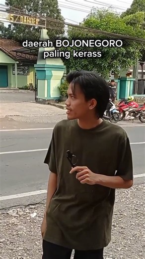 Guntur Riyanto | Wong awam lewat keneee jelass bingunggg #komedi #bojonegoro | Instagram