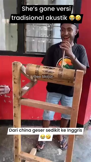 Dari china, geser sedikit ke Inggris 😭🤣😭🤣 she’s gone versi tradisional akustik 😭🤣🤣🤣 #reelsvideoシ #reellucungakak #reelsfbprojangkauanluas #papua #janggkauanluas | Gee Major