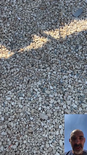 Voici une astuce pour ramasser un boite de vis tomber par terre #astuce #diy #doityourself #bricolage #tutorial #tuto #5minutecrafts #pourtoi #foryou