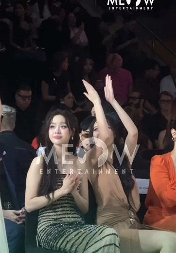 Dễ thương khoảnh khắc Vũ Thúy Quỳnh vỗ tay cổ vũ cho MC Thu Hoà tại show diễn của CEM #MeowEntertainment #Tiktokgiaitri #CEM #CEMclub #AWAKENEDGLOWFASHIONSHOW2026 #NUXEVN #NUXEROLLON