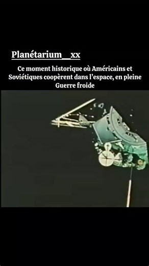 CHRONOS MEDIA on Instagram: "En pleine Guerre Froide, un événement sans précédent : la première coopération spatiale USA-URSS. Le 17 juillet 1975, après un arrimage parfait, l'astronaute américain Thomas Stafford et le cosmonaute soviétique Alexeï Leonov (le premier homme à être sorti dans l'espace 10 ans plus tôt) se serrent la main. Cette mission Apollo-Soyuz était un symbole politique fort de "détente". Pendant deux jours, les équipages ont mené des expériences scientifiques communes et parta
