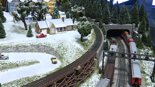 Duke Energy Holiday Trains return to Cincinnati Museum Center