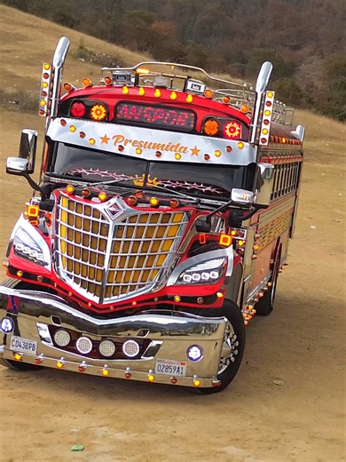 Este bus tiene el frente de un trailer modificado en Guatemala #busesmodificados #parati #fyp #busesguatemala #guatemala🇬🇹