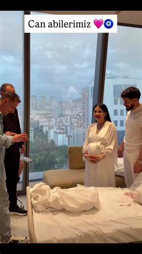 metenin abileri atltin bilezik takma anı .#beniöneçıkart #ruveydaozekin #magazine #kefşet #sondakika