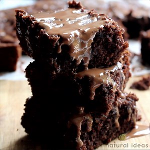 There's no funky ingredients in these delicious paleo brownies! For low carb, just sub out the maple syrup. Get the full printable recipe >>> https://allnaturalideas.com/paleo-brownies-recipe-chocolate/ | All Natural Ideas