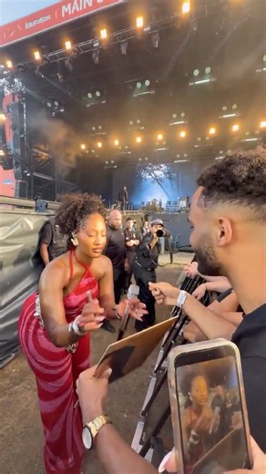 "When the fan's pen failed, Tems left something better — a kiss stamp! 💋✨ | Naija News