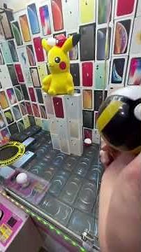 I tried to get the key using three balls #cranegame #ufocatcher #gamecenter #clawmachine #arcade