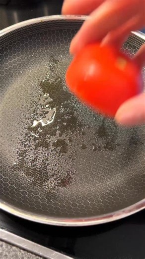 Leon | Schnelle & einfache Rezepte on Instagram: "BURRATA PASTA❤️ Wer hat denn nicht mal wieder Bock auf eine richtig leckere Burrata Pasta?😱 Der Trick zum Häuten der Tomaten ist wirklich genial, bisher funktioniert es jedes Mal und das ohne Probleme😄💯 Das Ganze funktioniert viel besser als die über Brüh Technik, oder sie im Ofen zu rösten - probiert‘s mal aus Leute🙏🏼 💾Rezept zum Abspeichern Zutaten für 2 Personen: 🍅 3 Tomaten 🧅 1 Zwiebel 🧀 1 Kugel Burrata 🫒 1-2 EL gutes Olivenöl 🟢 10