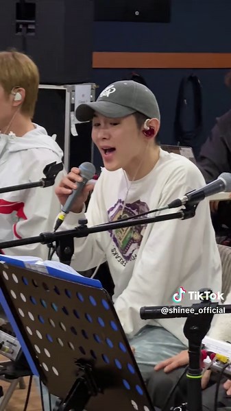 SHINee: 기다림의 미학과 음악적 여정