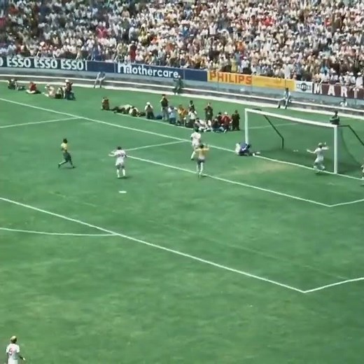 "🧤 The greatest save ever – Gordon Banks vs Pele (1970)"