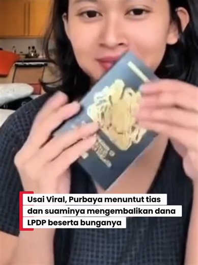 Purbaya Yudhi Sadewa, meradang dan pastikan bakal blacklist Dwi Sasetyaningtyas, alumni LPDP yang viral usai pamer paspor Inggris anaknya dan dianggap menghina negara. ​Tak hanya dilarang masuk ke seluruh instansi pemerintahan, Menkeu menegaskan bahwa Dwi wajib mengembalikan seluruh dana beasiswa yang telah ia terima, lengkap dengan bunganya! Pihak LPDP menyebut suami yang bersangkutan telah menyatakan kesediaan untuk membayar ganti rugi tersebut. ​Purbaya mengingatkan, dana LPDP berasal dari pa