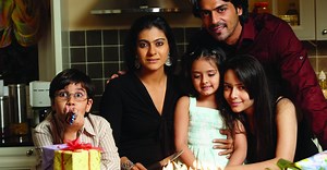 We Are Family · Film 2015 · Trailer · Kritik