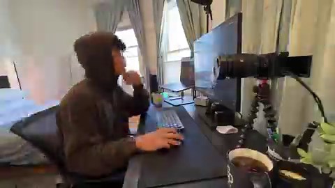 有个中国大学生，连续三十天拍视频，记录自己用AI搭自动化系统的过程。目标是到第六十天彻底不用碰键盘。第三十天的视频很短，就十九秒。穿着卫衣戴着眼镜，小卧室，身后是床，墙上白板列着待办清单。镜头对着电脑屏幕。他本意是想表达自己还在摸索、还没成功，但每天在进步。结果拍到第十四秒的时候，他不小心切了一下屏幕标签页。只露出了五秒钟，又切回去了。视频没剪，估计他自己都没发现。评论区有人眼尖，截图了。那个标签页显示一个Polymarket钱包：用户名gatorr，利润两百二十九万多美元，七百六十八次预测，2025年11月注册。他的钱包页面在这：https://t.co/MB1QYCB003一个号称从零学AI的博主，第二个标签页一直开着两百多万美元的仓位。有人把他三十个视频全翻了一遍——每一期那个标签页都在。第一天、第十四天、第二十七天，同一个钱包，金额一直在涨。七百六十八次预测全是体育类：NFL、NBA、NHL。每笔入场价在四十三到五十一美分之间，出场全是一美元。几笔大单列一下：猛龙队让分，三十八万一，赢。军刀对闪电，三十六万四，赢。海鹰队让分，二十七万，赢。马刺队让分，二十八万七，赢。他不是什么