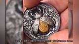小伙在硬币上雕刻不仅精美还隐藏机关 一个卖到上万元