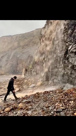Here’s a freshly exposed ammonite rock that we found hidden amongst the pebbles and opened up on the beach with a hammer 🏝🌊 Inside, a stunning Dactylioceras ammonite from the Jurassic 😍🦑 This ammonite is around 185 Million Years Old 💀 If you’d like an ammonite rock like this to crack open yourself, please message us directly @yorkshire.fossils or browse the website at Yorkshirefossils.NET and click the “crack open yourself” section (link in bio) For more videos, check out our YouTube channe