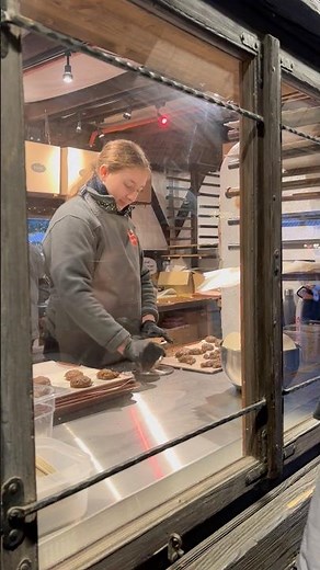 🍪 Traditional Lebkuchen Making at the Nuremberg Christkindlesmarkt – A Sweet Christmas Tradition 🎄