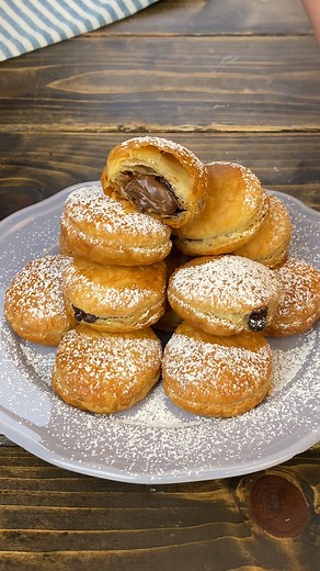 12:11 It couldn't be easier to make them! Just 2 ingredients and you're done 😍 So crumbly, so creamy, you need to try them 👉INGREDIENTS puff pastry hazelnut cream powdered sugar 👉METHOD 1. Cut some circles of puff pastry. 2. Add the hazelnut cream. For a more delicious version, add some strawberries 😋🍓 | Cookist Wow