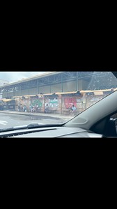 A Teoria das Janelas Quebradas sugere que sinais de desordem e negligência em um ambiente urbano incentivam comportamentos mais graves de degradação e criminalidade. Quando um espaço apresenta pichações, lixo acumulado ou depredação, transmite a ideia de que não há controle ou fiscalização, incentivando novas infrações e aumentando a sensação de insegurança. Esse conceito foi aplicado em diversas cidades ao redor do mundo, demonstrando que o combate a pequenas infrações pode reduzir crimes mais 