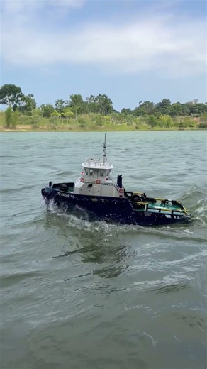 RC Tug Boat DIY slowmotion moment #diyrcboat #rcboatbatam