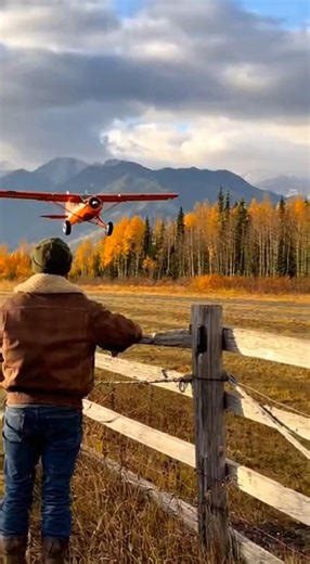 De Havilland Canada DHC-2 Beaver floatplane landing on a rough grass airstrip #aviation #landing