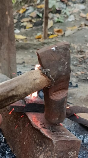 Blacksmith's show her real hammering skills #metalworking #blacksmith