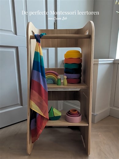 Deze Montessori-leertoren is echt een musthave geworden in ons huis 💕 We gebruiken hem hier dagelijks. Ik heb lang gezocht naar een echt veilige en stabiele toren. Er zijn er zoveel op de markt, maar deze kwam voor mij heel goed uit de test en heb ik deze van Tom &Lilly gekregen. Ik heb ook een kortingscode gekregen en met TESS10 krijg je 10% korting! De link staat in mijn bio 🫶🏼 Heb je vragen over de toren, de Montessori-filosofie of hoe ik hem inricht als Montessori-speelkast? Stel ze hiero