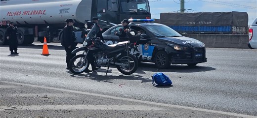 Grave siniestro vial en Circunvalación: una motociclista herida tras chocar con un auto