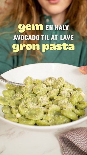 Hvis du har en halv, moden avocado, kan du lave det lækreste, hjemmelavede pasta. Det eneste, du skal gøre, er at blande avocadoen med lidt mel, bagepulver og salt.🍝💚 Du skal bruge: 1/2 avocado 🥑 60-120 g mel 🥣 1/2 spsk bagepulver 🥄 En smule salt 🧂 Bland alle ingredienserne, indtil det bliver til en dej. Del det i små stykker og kog det i 3-5 minuttter. Server med din favoritsovs! Sådan kan du nyde en bæredygtig og lækker ret, der er god for dig og for planeten! | Too Good To Go