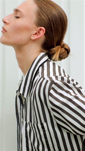 Wide-leg trousers in chocolate brown paired with a striped shirt: a versatile fall look for office days and weekends. Shop brown must-haves: https://go.comma-shop.de/4pQvSqU #commafashion #wideleg #fallessentials #chocolatebrwon #musthaves | comma fashion