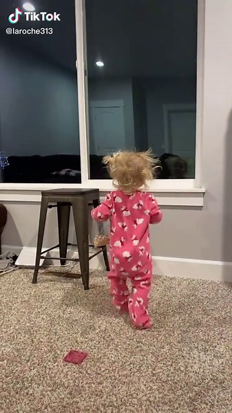 This girl and her crazy hair 🤣 if only she actually slept to achieve that level of bed head #theregoesthecrackheadthatiseeeachmorning