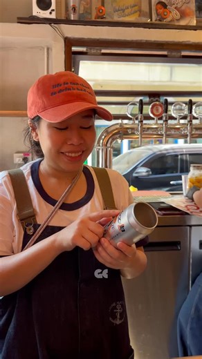 ใครที่มีแพลนแวะไปเดินเล่นย่านทรงวาด ลองหยุดพักแล้วเปิดประสบการณ์โคล่าในแบบที่ไม่คุ้นเคยที่ Oh! Vócola ร้านน้องสาวของคาเฟ่อะโวคาโดชื่อดังอย่าง Oh! Vacoda แห่งย่านอารีย์ ที่ยังคงวิธีคิดเดิม คือหยิบวัตถุดิบใกล้ตัวที่เราคุ้นเคย มาตั้งคำถามใหม่ผ่านกระบวนการคราฟต์ . จากโคล่าที่หลายคนมองว่าเป็นแค่น้ำอัดลมธรรมดา ที่นี่ใช้เวลาพัฒนาสูตรมาตั้งแต่ยุคร้านอารีย์ช่วงโควิด โดยเริ่มจากไซด์เมนูเล็ก ๆ จนกลายเป็น Craft Cola Stand เต็มตัว เบลนด์วัตถุดิบจริงลงไปในสูตร มีหลายรสให้ลอง ตั้งแต่ Cacao Nibs, Hot Cola เมนูซ