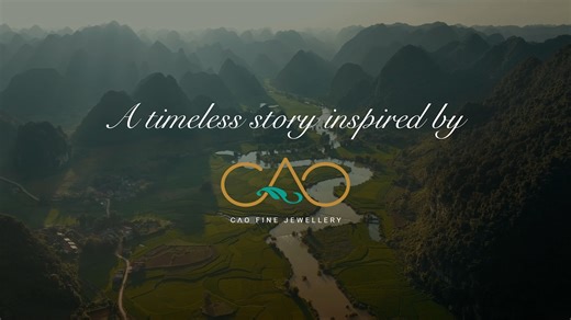 20 năm CAO Fine Jewellery – Hành trình kiến tạo di sản kết nối Khởi nguồn từ khát vọng tôn vinh di sản Việt, CAO Fine Jewellery không ngừng sáng tạo để giữ gìn bản sắc và lan tỏa giá trị nghệ thuật kim hoàn trong suốt hai thập kỷ qua. Mỗi kiệt tác trang sức như một nốt nhạc trong bản giao hưởng kết nối, mang linh hồn Việt tỏa sáng trong diện mạo đương đại. Từ hạt lúa tròn đầy đến dáng tre kiêu hãnh, CAO trân trọng tinh thần văn hóa dân tộc và thổi vào đó hơi thở thời đại. Tiếp nối hành trình 20 