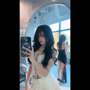 Mỗi lần nhìn em, tim lại lỡ nhịp. 💖😍 | Lon