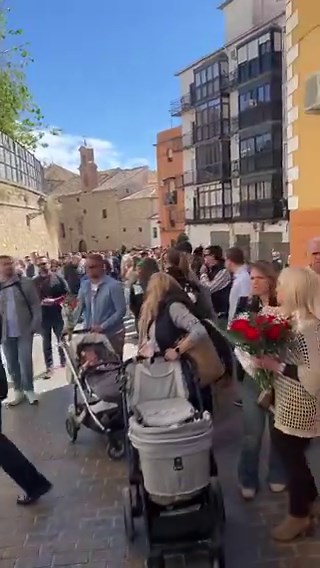 Mientras los cofrades y miles de jaeneros estamos haciendo colas de horas para la ofrenda a Jesús, la señora Montero y el señor Latorre tienen la cara dura de saltársela, entrar, hacerse la foto y marcharse. Los demás seguimos en la cola. Que poca vergüenza, por no decir ninguna