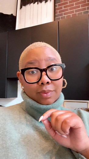 Here’s how to easily design the space above your sofa! #designtips #walldecor #interiorstyling