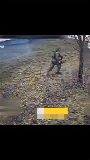 🪖⚔️ on Instagram: "follow @warhorrors for daily war footage⚔️⚔️⚔️ 第一次世界大战在 1914 年爆发，宛如一场突如其来的巨浪，将世界拖入一场前所未有的冲突。长期累积的军事扩张、复杂交织的联盟体系与不断升温的民族主义情绪，使得原本局部的事件迅速演变成全球规模的战争。随着斐迪南大公被刺杀，欧洲列强相继动员，战火蔓延至非洲、中东与亚洲。士兵们陷入一种全新的地狱——堑壕战。泥泞、老鼠、毒气与机枪将战场变成死亡的荒原，前线在多年僵持中几乎没有任何推进。那些怀抱荣誉梦想出征的年轻人，面对的却是震撼天地的炮火与被浓烟遮蔽的天空。科技的迅速发展远超指挥官的战略认知，使得各式武器的毁灭力量远超以往。平民也承受着巨大的痛苦：封锁造成饥荒，工业瘫痪，整座城镇被摧毁。1918 年战火停止时，数以百万计的人死去，多国帝国瓦解，世界对“进步必然”的信念也被彻底击碎。凡尔赛条约结束了战斗，却埋下了怨恨、经济混乱与极端民族主义的种子，最终引燃了更致命的下一场战争。第一次世界大战不仅是军队的冲突，更是现代世界的转折点，向人类展示了野心的代价与和平的脆弱