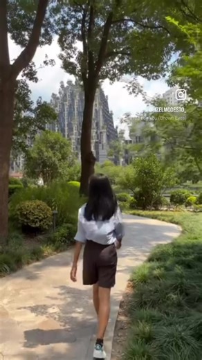 Our tour guide named chatgpt told us that is the nearest metro station and we can walk, so we decided to walk but unfortunately chatgpt is wrong.. survived walking under the summer sun sweating a lot just to find you 1000 Trees.. 😄 #shanghai #china #1000trees #diytravel 🇨🇳