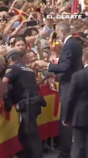 Los Reyes firman banderas de España y pancartas entre los aplausos de los ceutíes