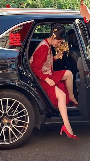 With just one dress lift, the bride stole everyone’s hearts! #wedding #dressess #cute #makeup