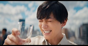 吉沢亮、ビールを爽やかに飲む　「スーパードライ ドライクリスタル」新CM