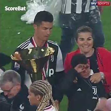 Cristiano Ronaldo accidentally hits his son with the Serie A trophy