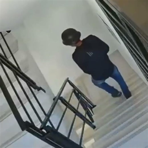 Delivery Residencial Ciudad Juan Bosch es catado en cámara Haciendo pip en una escalera