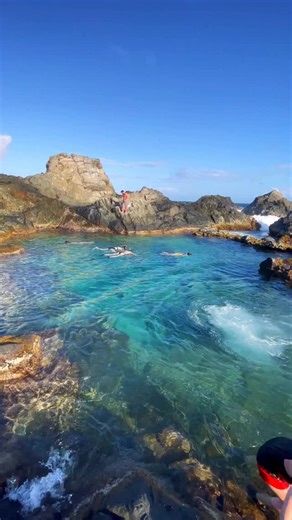 Some places aren’t meant to be rushed. Or shared with strangers. The Natural Pool is one of them. When you go private, the experience changes completely. No waiting. No noise. No feeling like you’re on someone else’s schedule. Just you… the sound of the waves crashing against the rocks… and a moment that actually feels like Aruba. 🌊 A private tour isn’t about luxury, it’s about space. Space to breathe. Space to connect. Space to enjoy the island the way it was meant to be felt. You move at your
