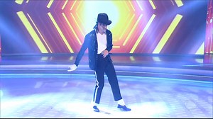 339K views · 19K reactions | Rodrigo Teaser, considerado o principal cover do rei do pop, mostrou todo o seu talento com os maiores sucessos de Michael Jackson no palco do Hora Do Faro. O cantor e dançarino performou "Billie Jean", "Black Or White" e mais!  ➡️ Reveja! #TBTHoraDoFaro | Hora do Faro | Facebook