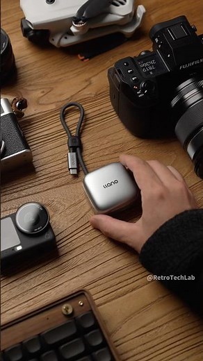 A card reader and storage case in one. Such a simple but smart idea.