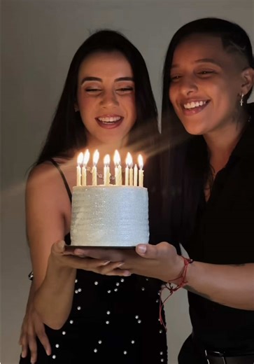 Feliz aniversário, meu amor! 🎉❤️ Hoje é o dia da mulher mais incrível da minha vida. Quero que você saiba o quanto é especial para mim. Você não é apenas minha esposa, é minha melhor amiga, minha companheira e a pessoa que dá sentido aos meus dias. Sou muito grato por ter você ao meu lado, por cada sorriso, cada abraço e por todo amor que você me dá. Você merece o mundo inteiro, porque tem um coração lindo e ilumina a vida de todos ao seu redor. Que seu novo ano seja cheio de felicidade, saúde,